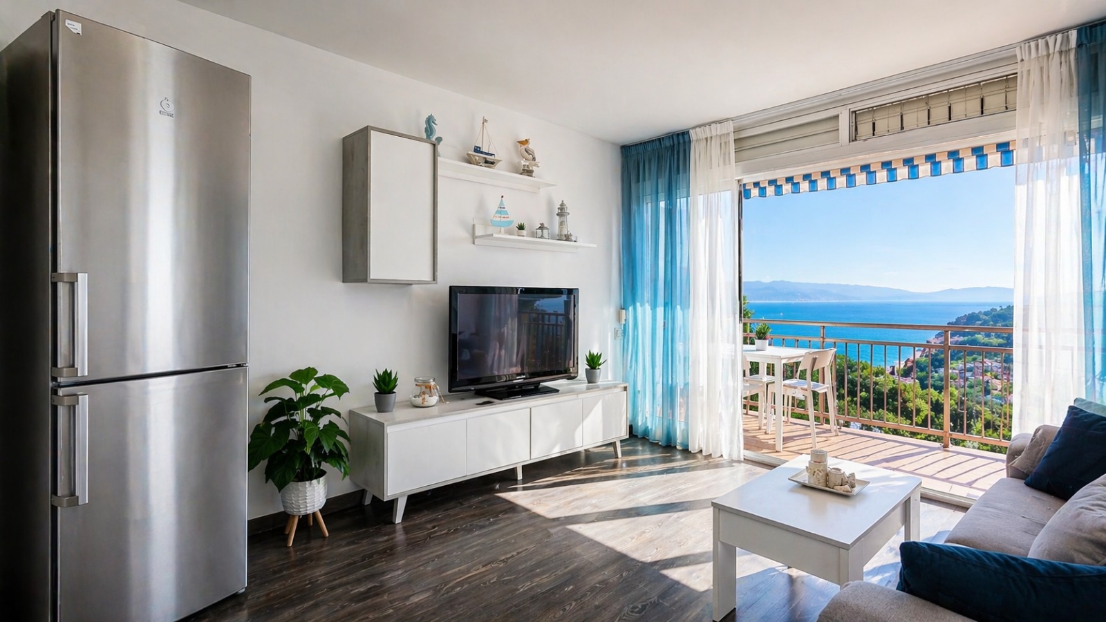 Apartamento con terraza frente al mar — propiedad gestionada por funnyalojamientos
